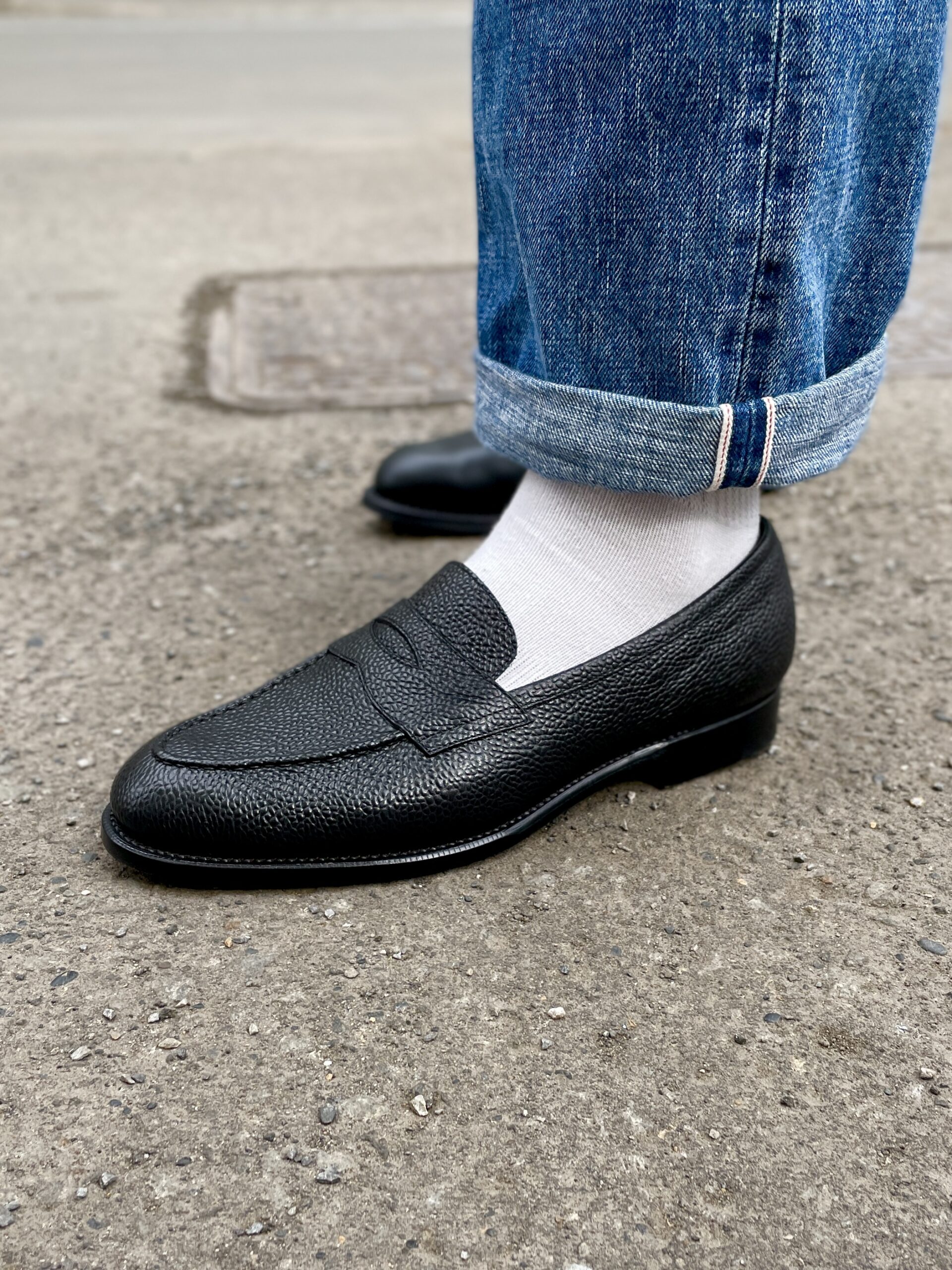 札幌でオーダーしたシボ革のオーダーローファーを履いている写真