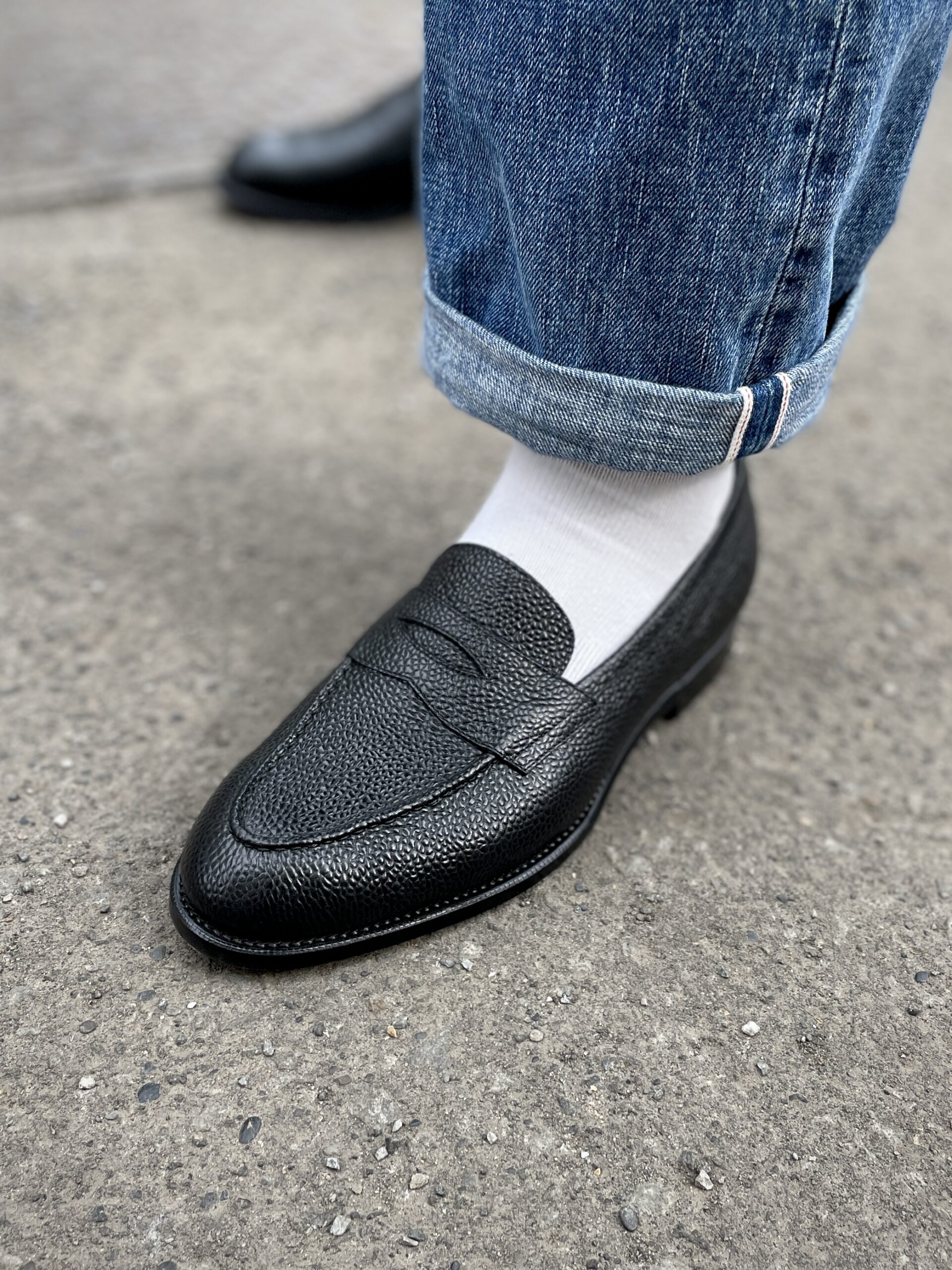 札幌でオーダーしたシボ革のオーダーローファーを履いている写真