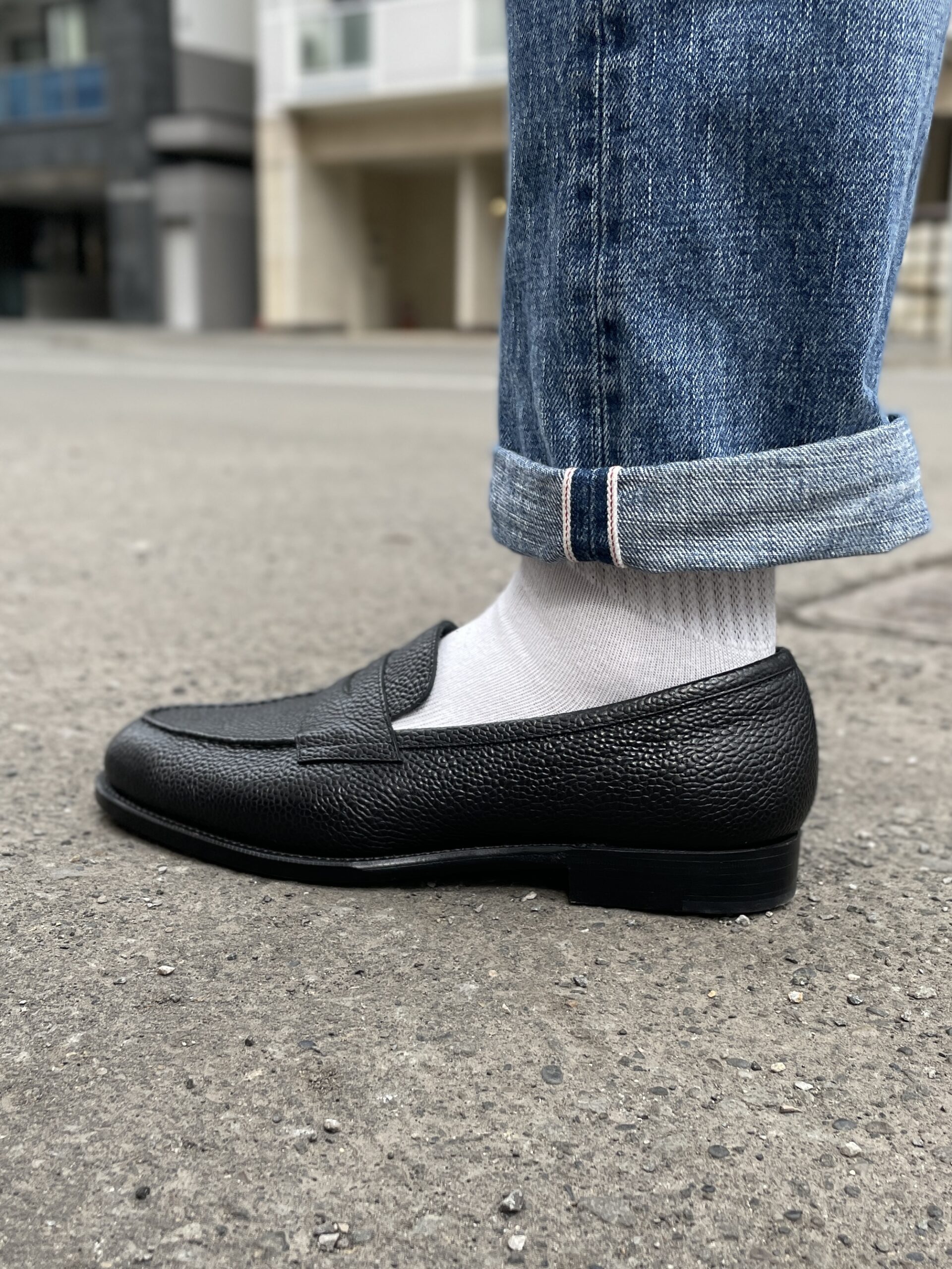 札幌でオーダーしたシボ革のオーダーローファーを履いている写真