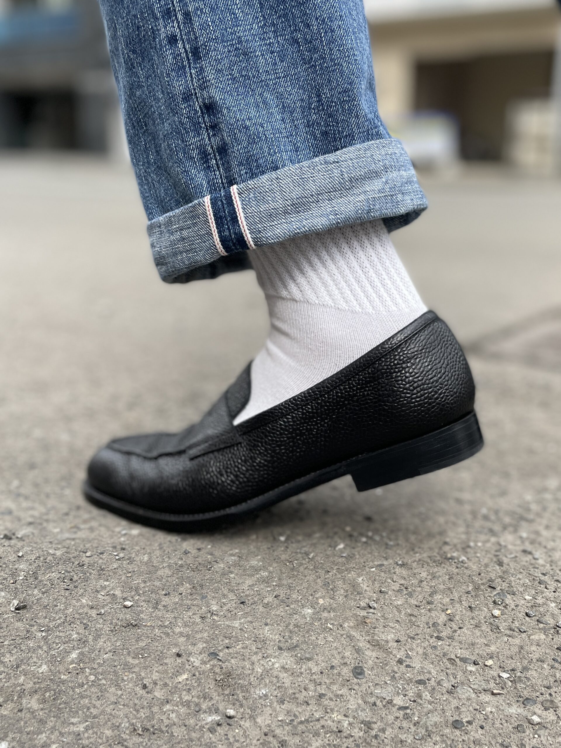 札幌でオーダーしたシボ革のオーダーローファーを履いている写真