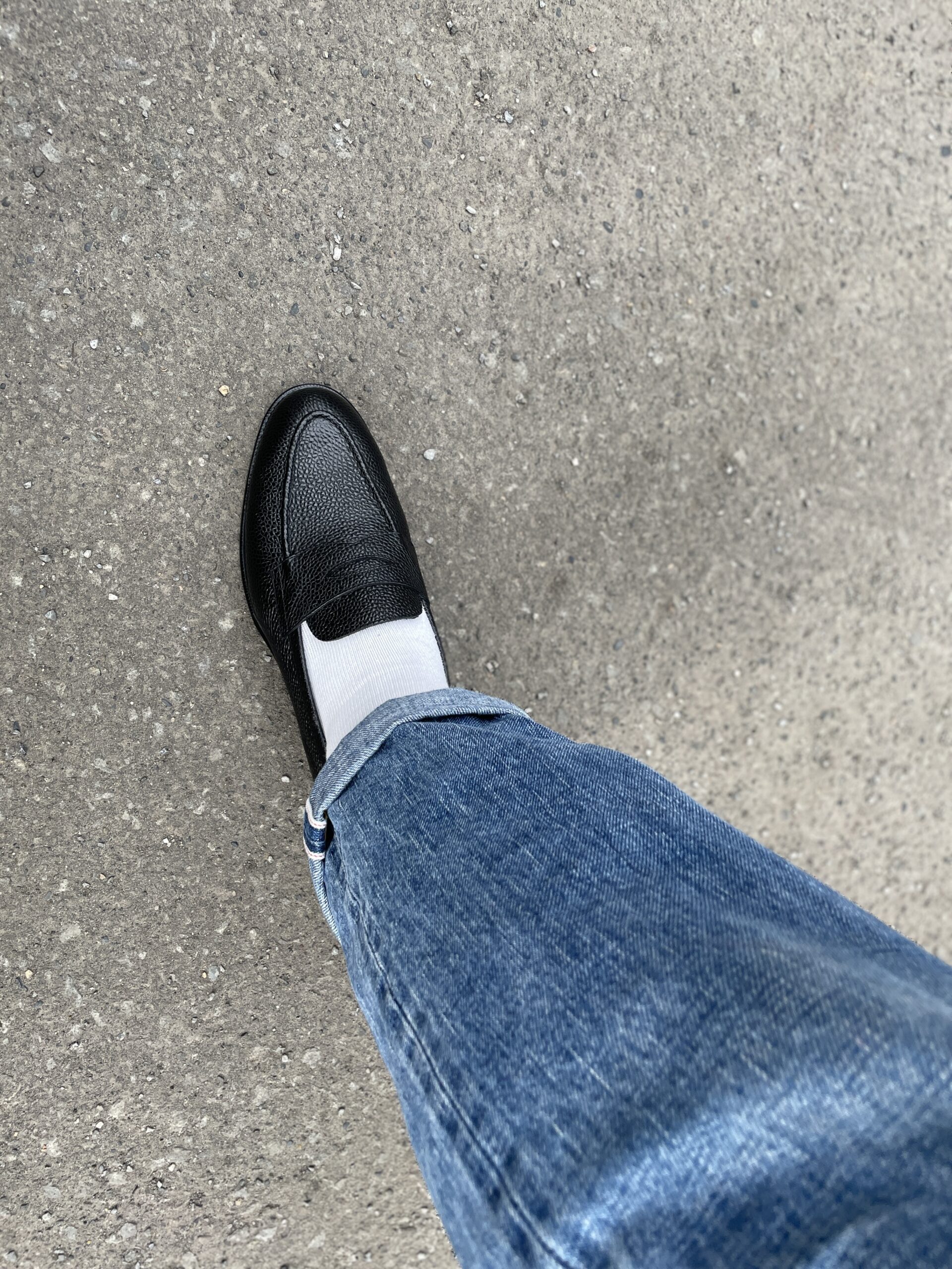 札幌でオーダーしたシボ革のオーダーローファーを履いている写真