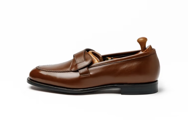 札幌でオーダーした茶色のローファーの写真