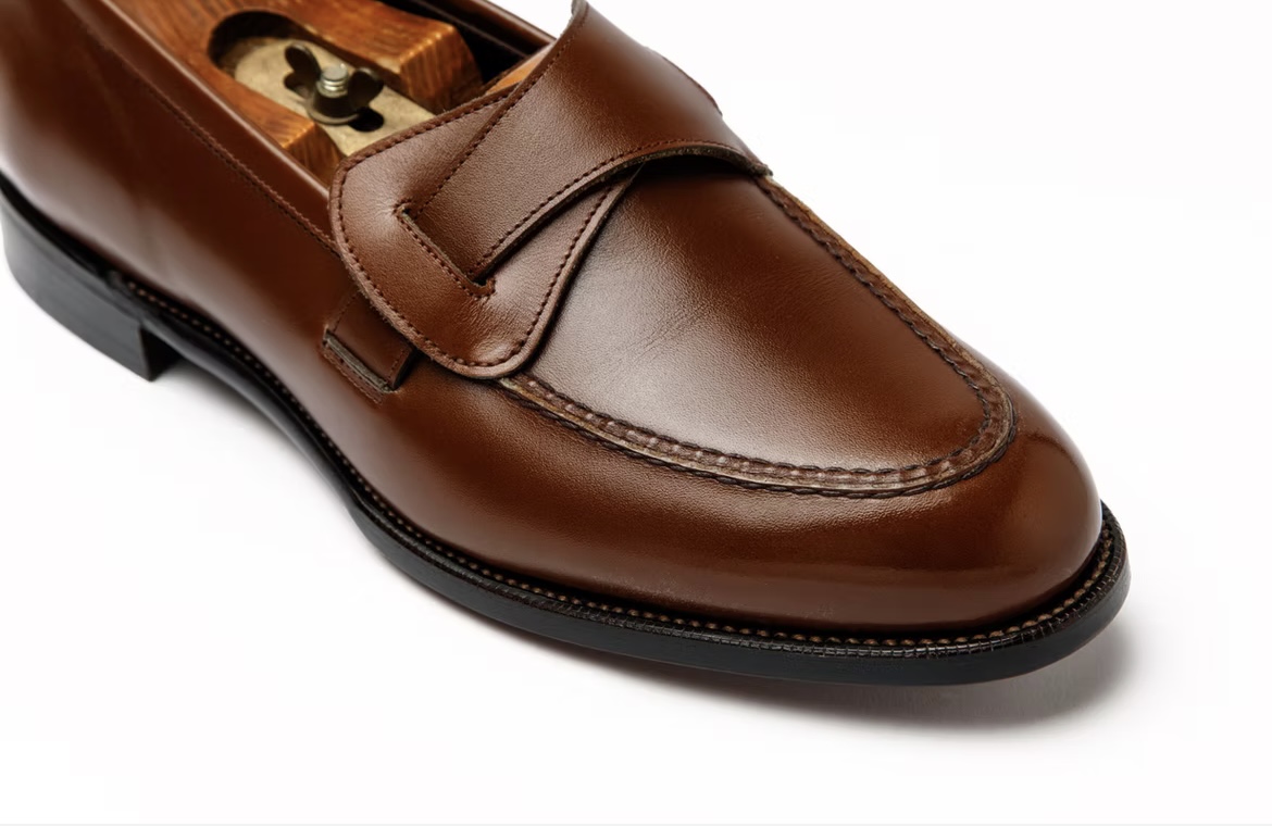 札幌でオーダーした茶色のローファーの写真