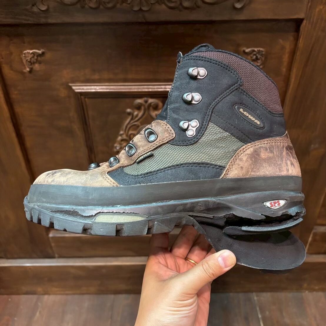 ローバー　登山靴　ソールがボロボロと崩れている　