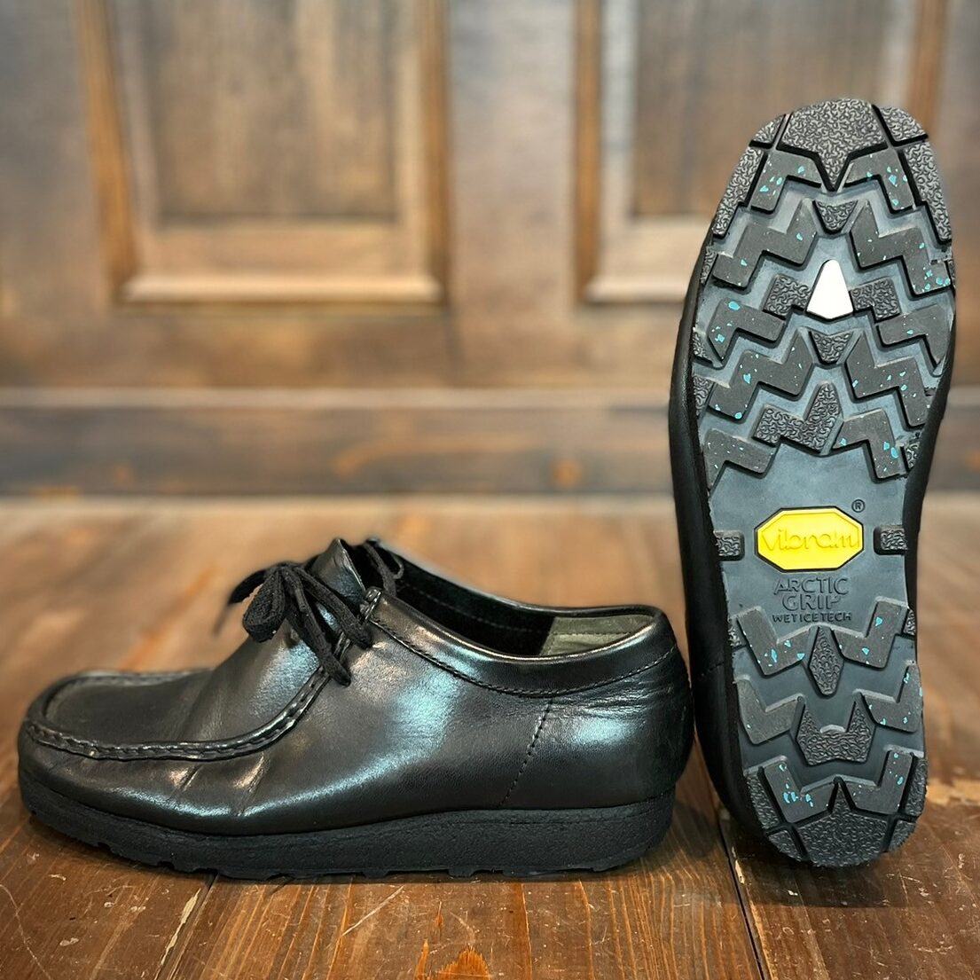 札幌でクラークスのワラビーを靴修理専門店でvibramソール交換した画像です。