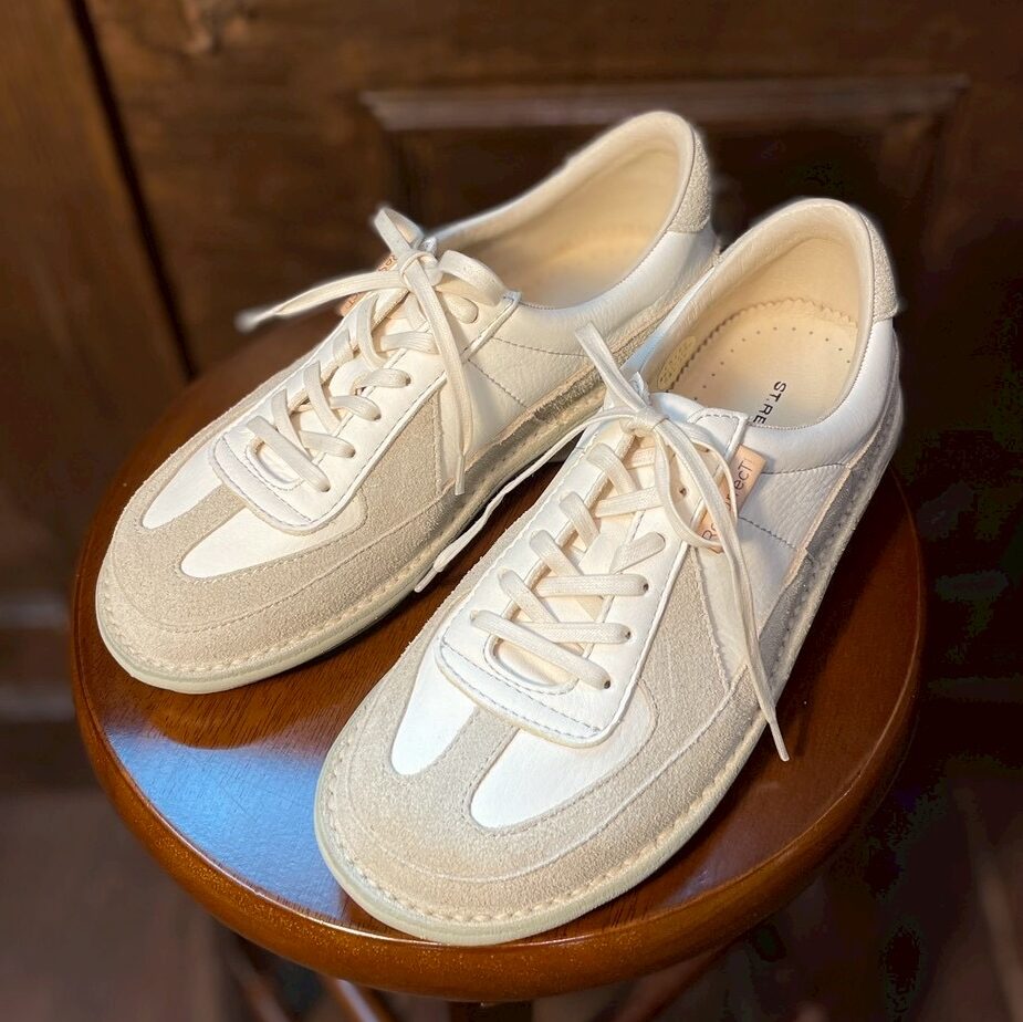 札幌のオーダーコンフォートシューズ専門店のデザイン写真でジャーマントレーナーのホワイトの靴の写真