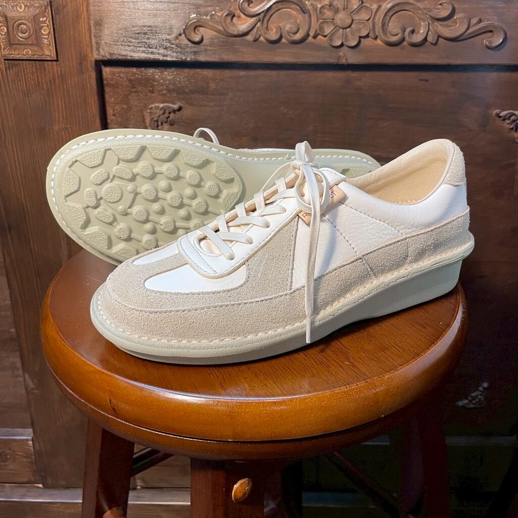 札幌のオーダーコンフォートシューズ専門店のデザイン写真でジャーマントレーナーのホワイトの靴の写真、横から