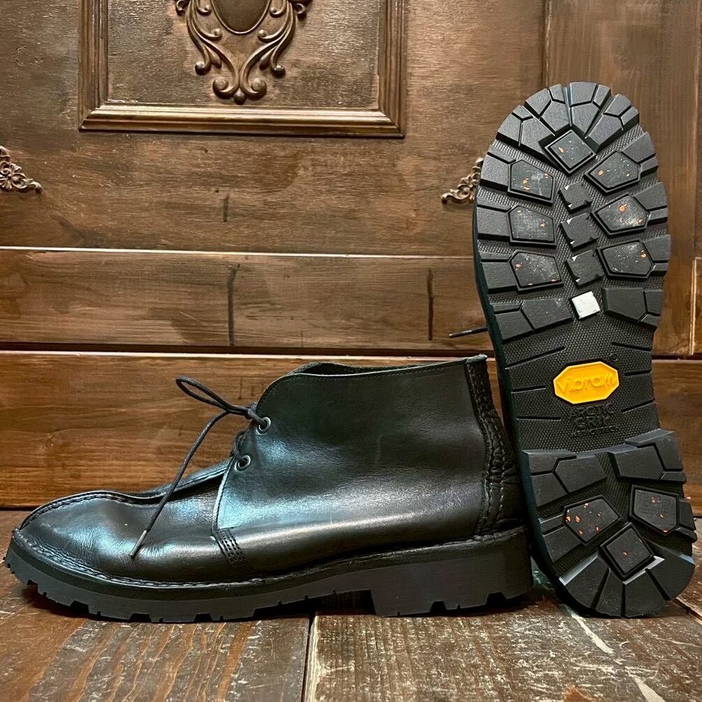 札幌でクラークスのデザートトレックを靴修理専門店でvibramソール交換した画像です。