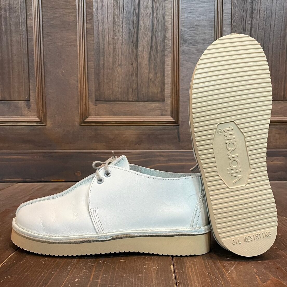 札幌でクラークスのデザートトレックを靴修理専門店でvibramソール交換した画像です。