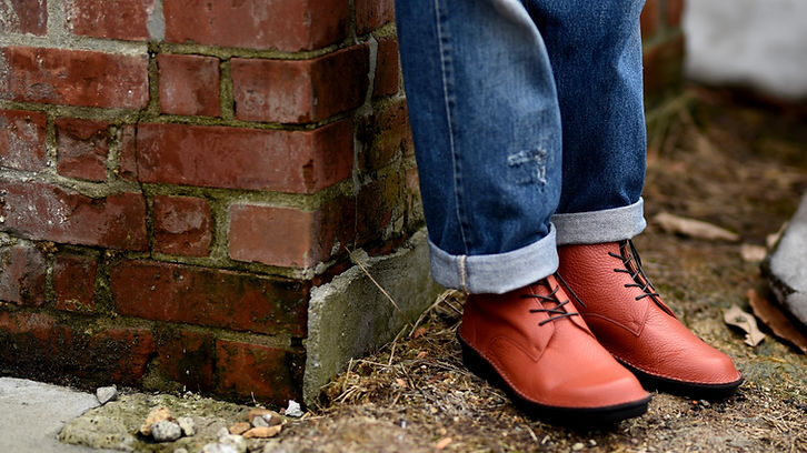 札幌のコンフォートシューズ専門店で作った煉瓦色(ブリック色)のコンフォートブーツを履いて立っている女性