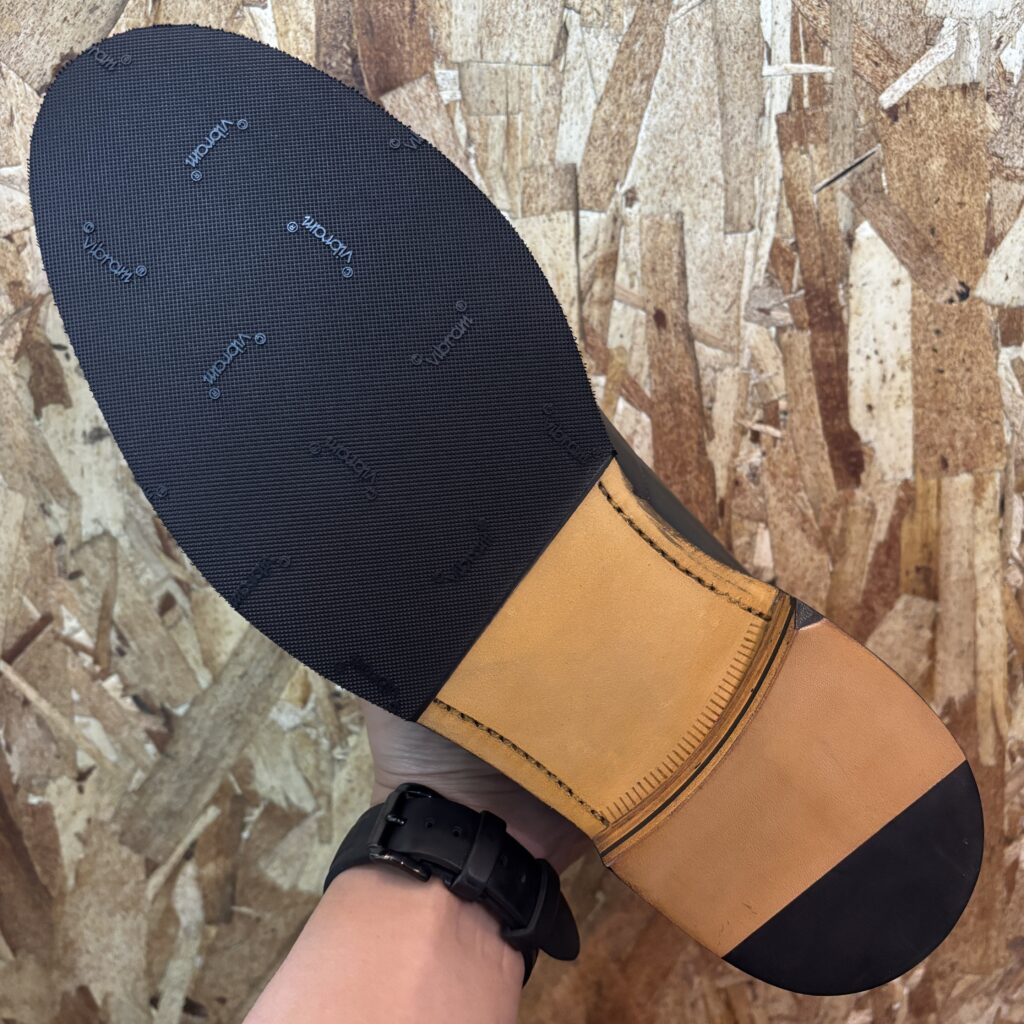 北海道札幌で新品革靴の革底レザーソールに滑り止めゴムをうらばり修理した画像