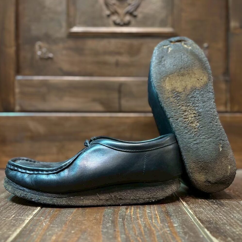 札幌でクラークスのワラビーを靴修理専門店でクレープソールにソール交換した画像　ソールすり減り　ソール剥がれ