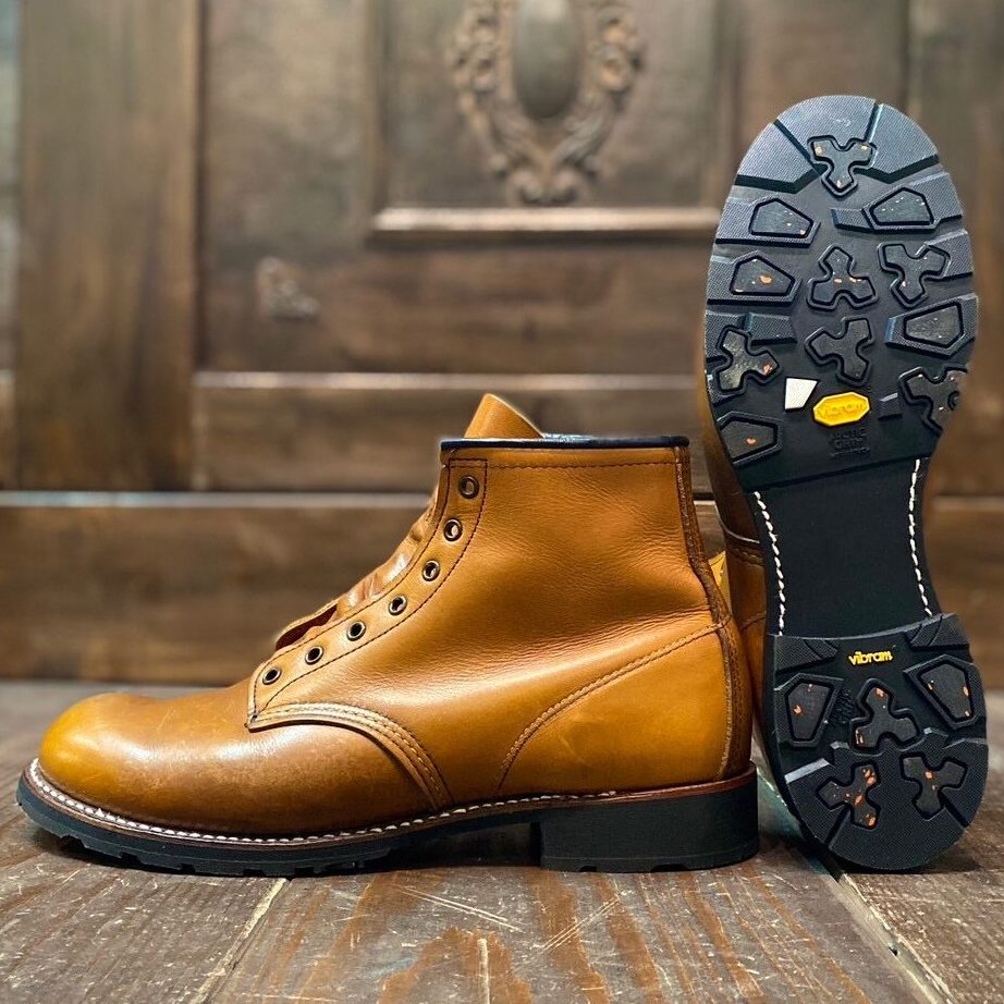レッドウィング　ソール交換　張替え　専門店　靴修理　ビブラム　vibram　札幌　ベックマン　加水分解　ボロボロ　ベタベタ　崩れる　9016　Vibramアークティックグリップ　純正風　カスタム